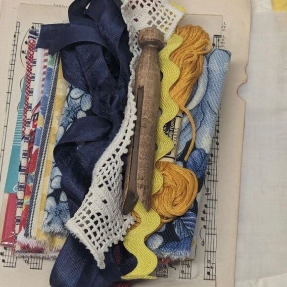 Vintage Sewing Tin of Goodies - Picture 4 of 9